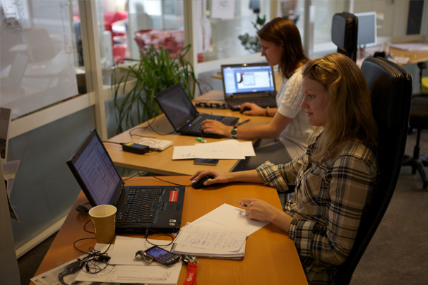 Siri Stølen and Bente Bakke working on Opera Mini